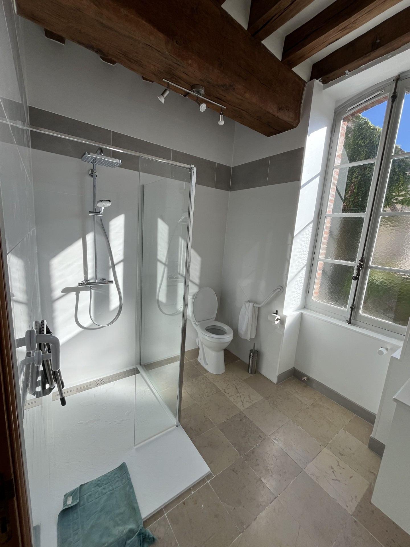 Salle de bain sous poutres apparentes