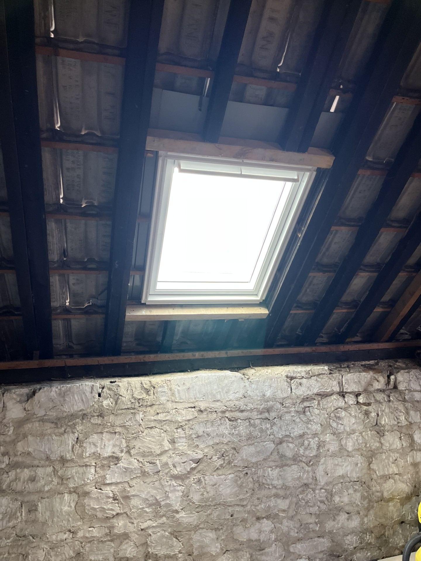 Pose d'une fenêtre de toit Velux